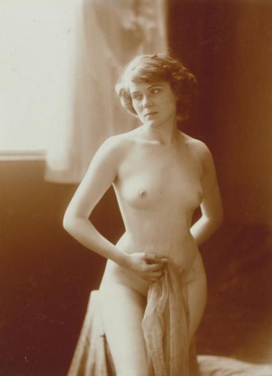 Charles Augustin Lhermitte. Jeune femme nue, debout, baignant dans une lumière douce vers 1912. Via rmn