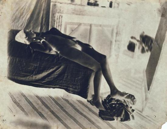 Charles Nègre. Etude d'après nature, nu allongé sur un lit dans l'atelier de l'artiste vers 1850. Via rmn