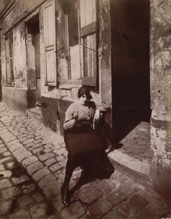 Eugène Atget. La Villette, fille publique faisant le quart 1921. Via moma