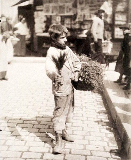Eugène Atget. Marchand d'herbes, Paris entre 1898 et 1900. Via bnf