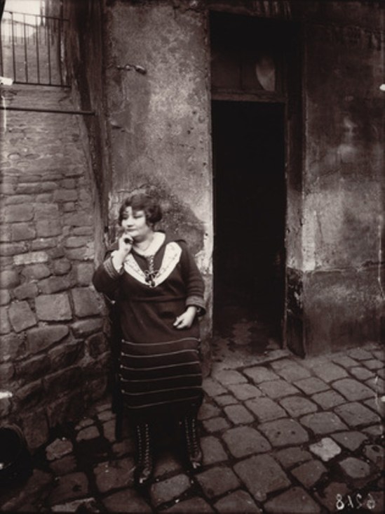 Eugène Atget1. La Villette, fille publique faisant le quart 1921. Via moma