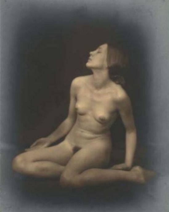 Germaine Krull1. Berthe Krull 1923. Via yannlemouel auctions