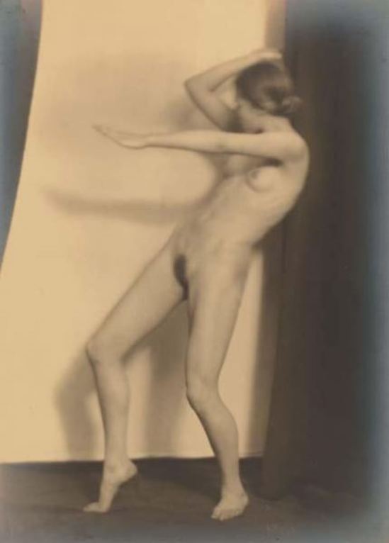 Germaine Krull2. Berthe Krull 1923. Via yannlemouel auctions