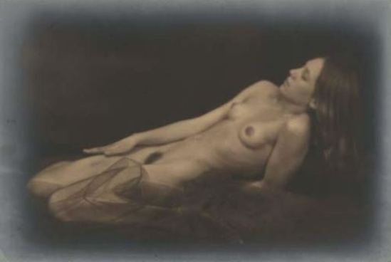 Germaine Krull3. Berthe Krull 1923. Via yannlemouel auctions