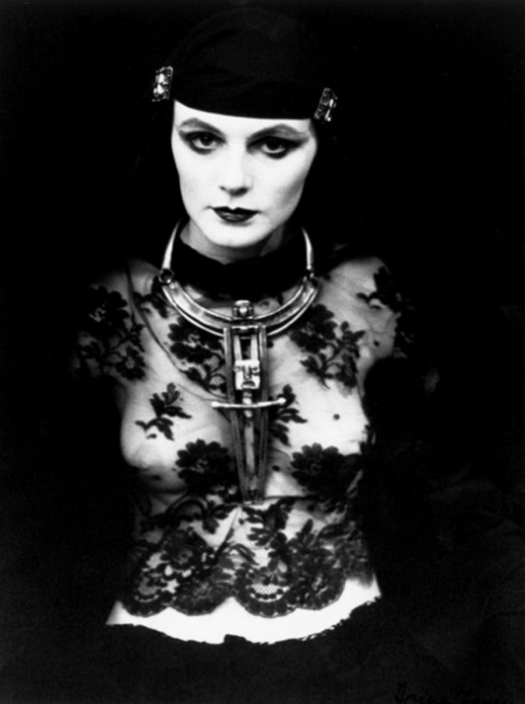 Irina Ionesco. Femme au collier africain 1970. Via yannlemouel
