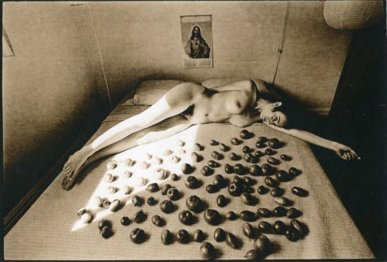 Leslie Robert Krims (dit Les Krims)Ripening Tomatoes & Nude, 1969. Via loeildelaphotographie