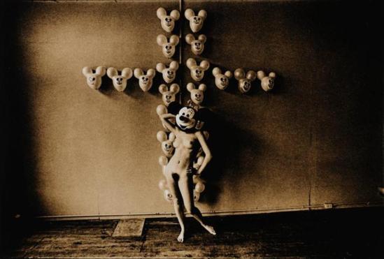 Leslie Robert Krims (dit Les Krims)The Static Electric Effect of Minnie Mouse on Mickey Mouse balloons 1968. Via rmn