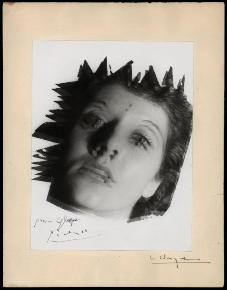 Lucien Clergue. Une amie 1953, photographie d’inspiration surréaliste, tirage vintage signé par Picasso, collection Clergue © Clergue 2014. Via musée réattu