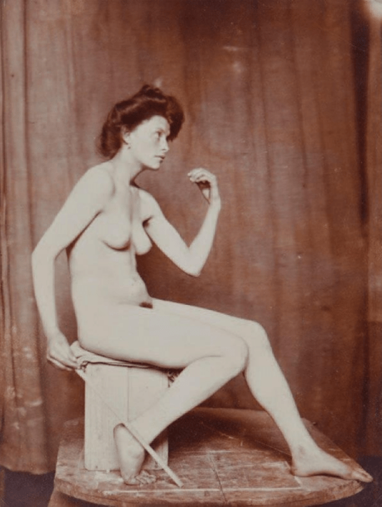 Photographe anonyme. Modèle nu dans un atelier 1880. Via yannlemouel