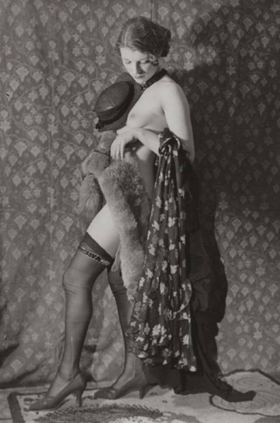 Photographe anonyme. Nu aux étoffes, ca. 1930. Via yannlemouel