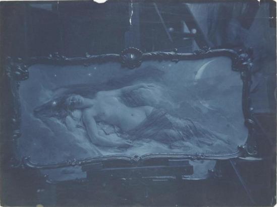 Photographe anonyme. Photo de la peinture La Nuit de Léon Comerre vers 1890. Via rmn