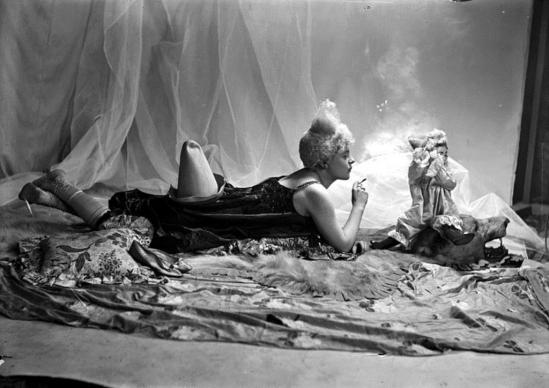 Émile Joachim Constant Puyo. Mise en scène d'un modèle féminin, jeune femme, vue de profil, arborant un style de coiffure utilisé par les artistes de cirque (clowns, début 1900). Via rmn