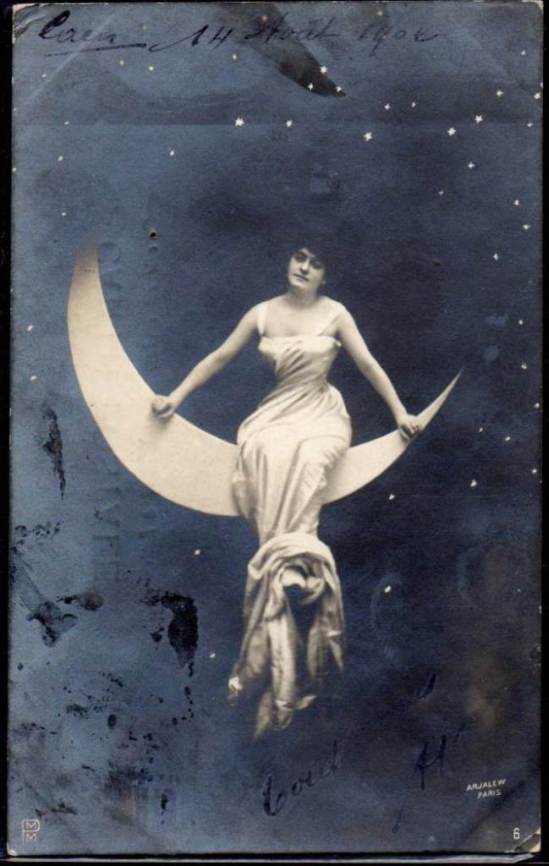 Femme assise sur un croissant de lune. Photomontage. Via delcampe