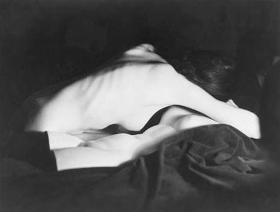 Man Ray. Buste de Nush Eluard nue sur plâtre 1933. Via manray-photo®Man Ray trust