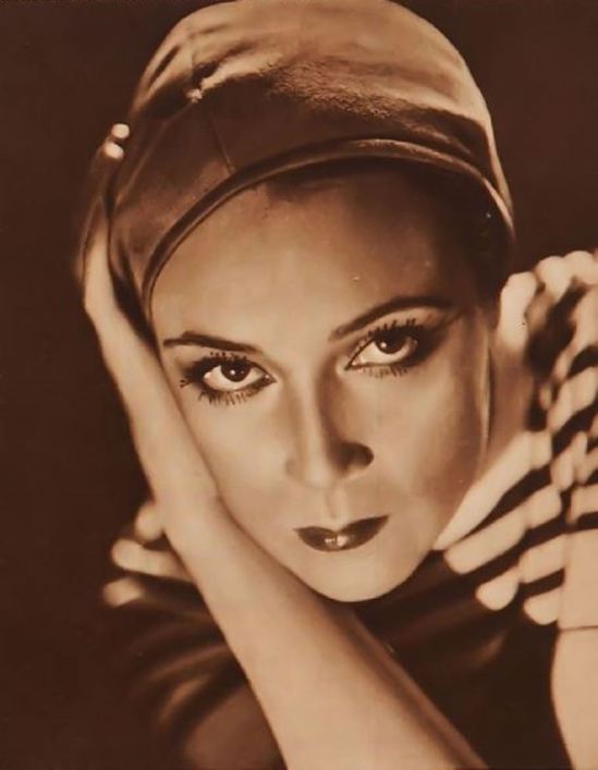 Portrait de l'actrice Dolores del Rio. Via fanpix