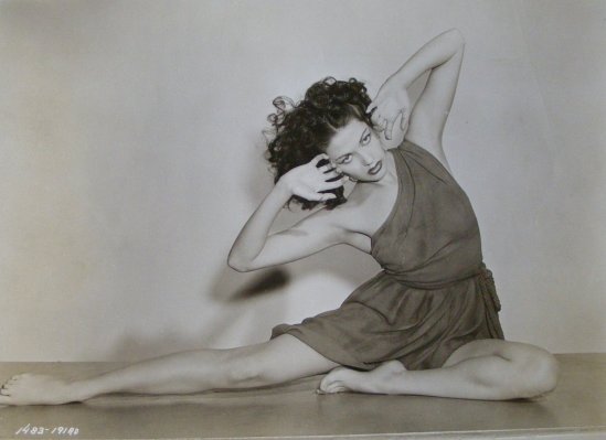 Portrait de l'actrice Yvonne de Carlo 1946. Via taringa