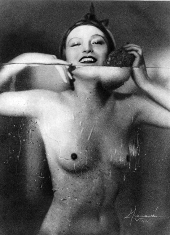 Studio Manassé. Dans le bain 1933. Via liveauctioneers