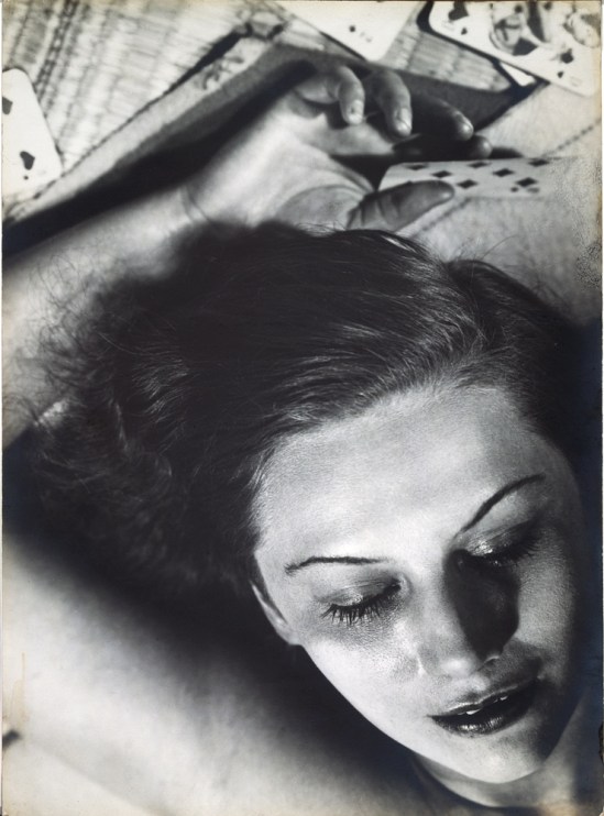 Florence Henri. Femme aux cartes 19301. Via jeudepaume