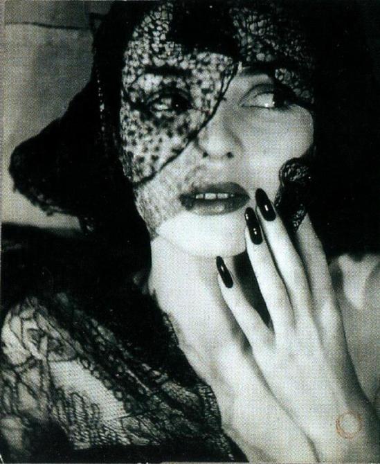 Jacques-Henri Lartigue. Florette, Paris 1944. Scan de Lartigue, l’album d’une vie. ®Centre Pompidou, Editions du Seuil 2003 (4)