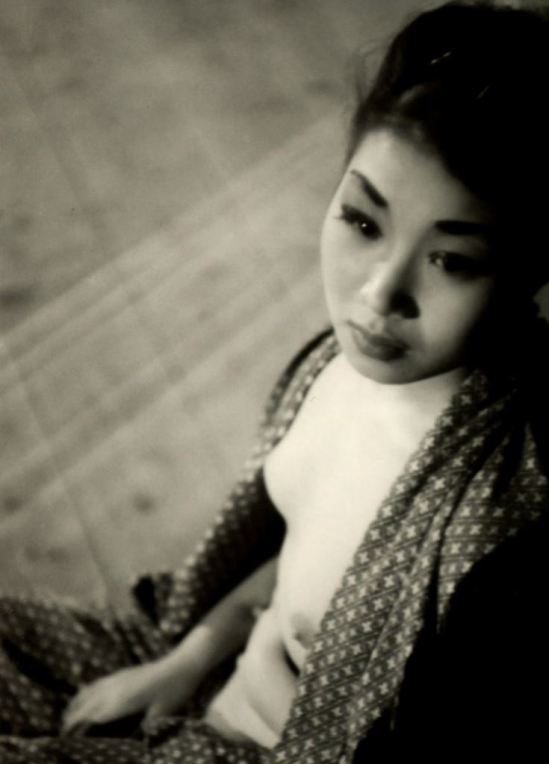 Kansuke Yamamoto. A striptease artiste backstage 1954 ©Toshio Yamamoto