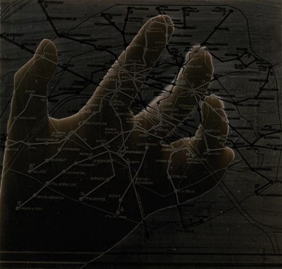 Roger Parry. Main attrapant Paris, 1930. Via invaluable