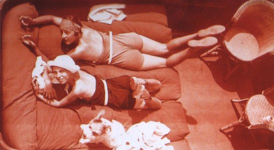 Jacques-Henri Lartigues. Vera, Arlette, Cannes 1927.  Scan de Lartigue, l'album d'une vie. ®Centre Pompidou, Editions du Seuil 2003