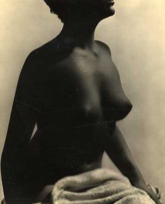 Photographe anonyme. Jeune Femme assise au peignoir.. Via verdeau