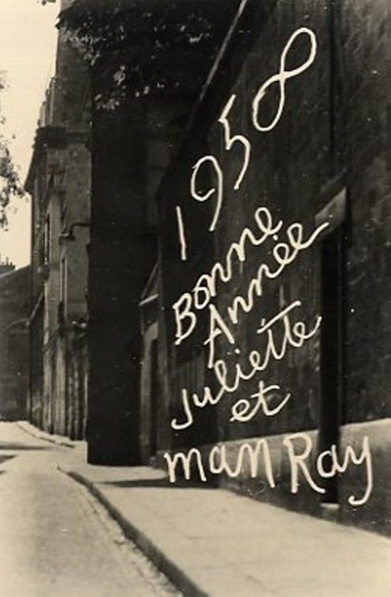 Rare Carte de bonne année réalisée par Man Ray en 1958. Via verdeau