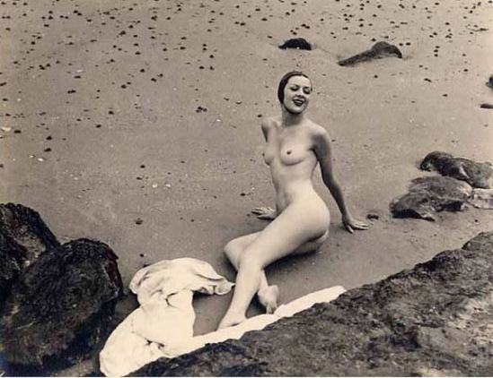 Roye Camera Studios Club. Femme sur une plage 1940-1950. Via verdeau