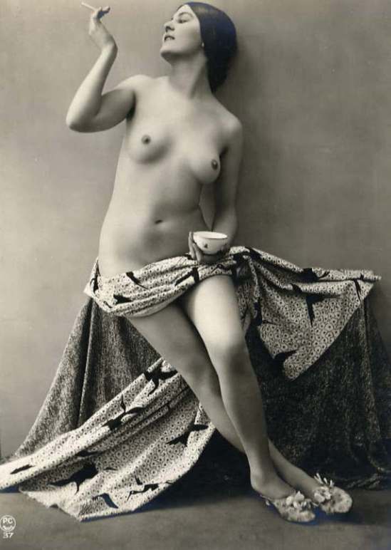 Studio P.C. Nu à la cigarette 1930. Via verdeau