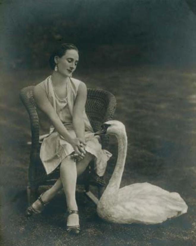 Anna Pavlova with her pet swan Jack 