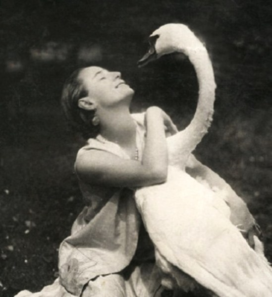 Anna Pavlova with her pet swan Jack 