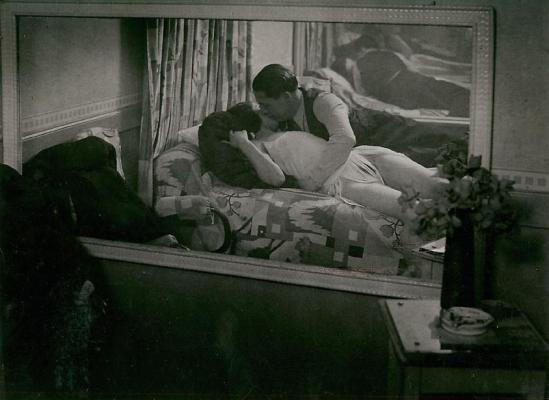 Brassaï. Couple étendu dans une maison d'illusion 1932. Via houk gallery