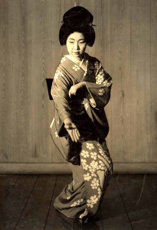  Kansuke Yamamoto. The dance of new year 1956©Toshio Yamamoto