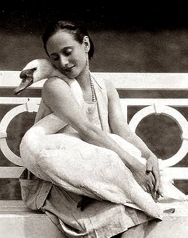 La danseuse Anna Pavlova with her pet swan Jack 1905. Via artprints