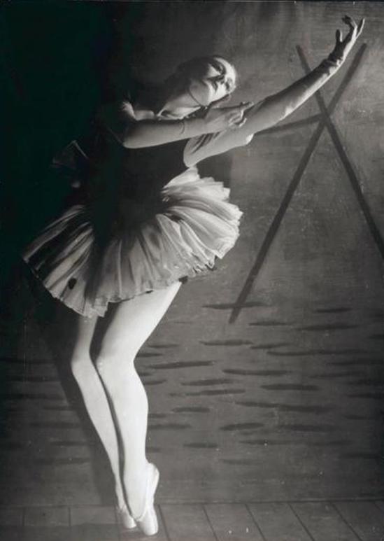 Max Dupain. Peggy Sager as Columbine in Harlequin, choreographed by Helene Kirsova, Kirsova Ballet, ca. 1944. Via nla