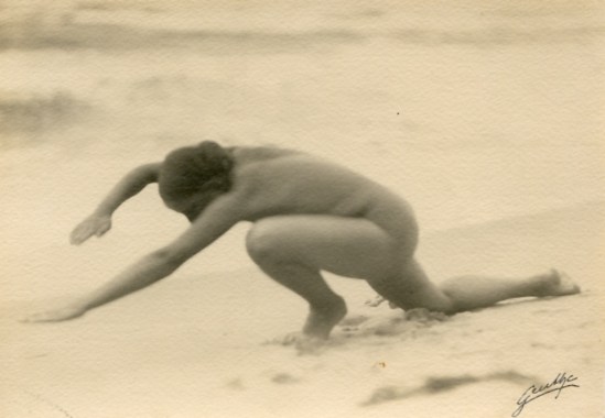 Selma Genthe. Nude exercise on the beach 1920. Via anamorfose.be