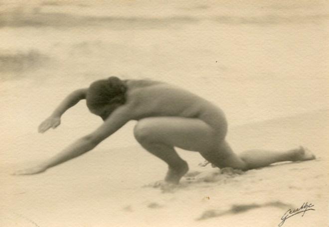 Selma Genthe. Nude exercise on the beach 1920. Via anamorfose.be