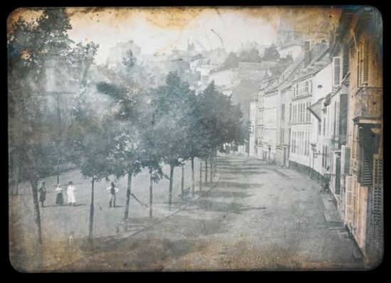 Photographe anonyme.  Rue bordée d'arbres dans une ville française vers 1845. Via sothebys