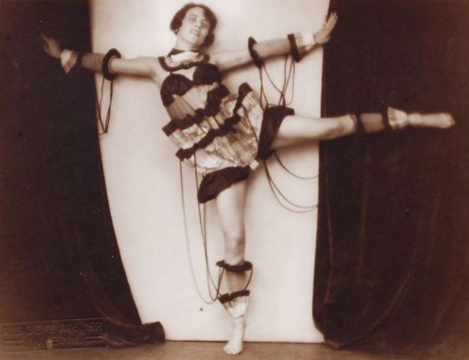 Residenzatelier Wien. Die Tänzerin Grete Freudenreich posiert im avantgardistischen Kostüm 1926. Via schmidt-auktionen.de