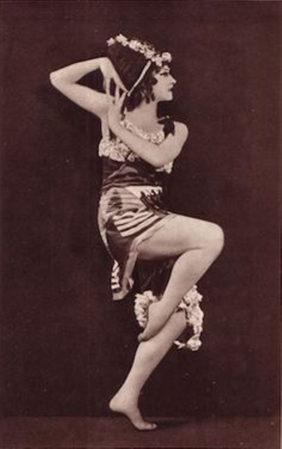 Portrait of Tamara Karsavina in La Tragédie de Salomé 1913. Via theredlist