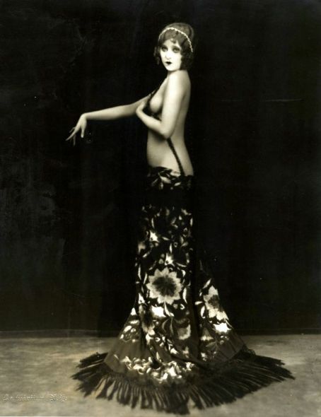 John de Mirjian. Jean Yoder. Via fanpix