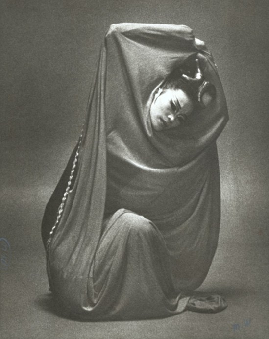Max Waldman. Yuriko Kimura in Martha Graham's Clytemnestra 1974. Via iphotocentral
