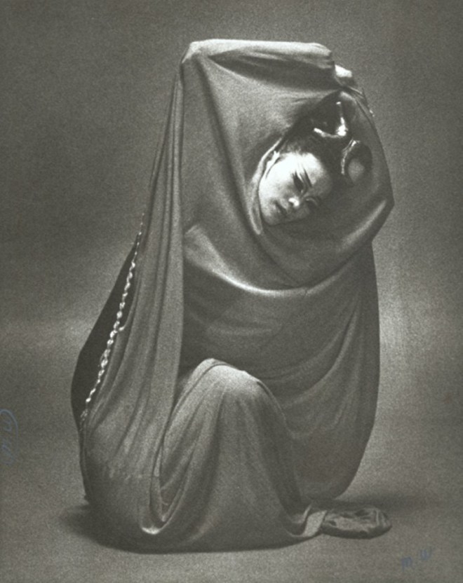 Max Waldman. Yuriko Kimura in Martha Graham's Clytemnestra 1974. Via iphotocentral