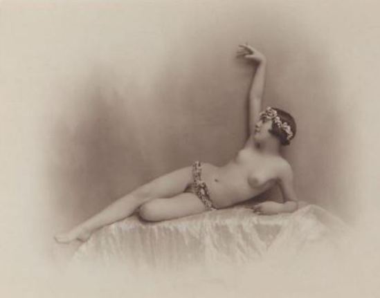 Photographe anonyme.  La couronne de fleurs 1925. Via yannlemouel