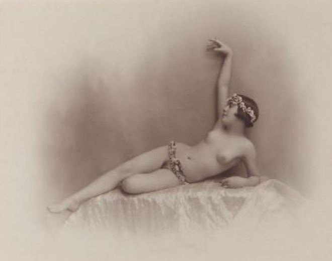 Photographe anonyme.  La couronne de fleurs 1925. Via yannlemouel