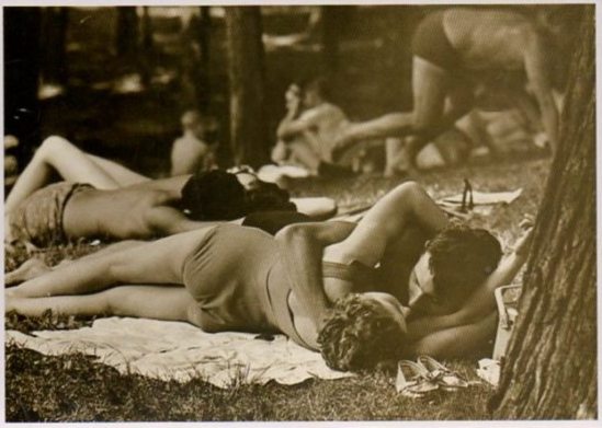 Balla Demeter. Couple enlacé 1968. Via delcampe