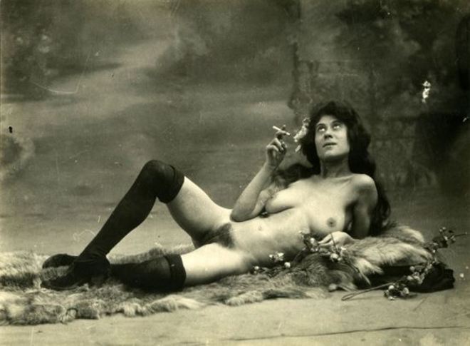Photographe anonyme. Etude de nu vers 1900. Via leslarmesderos