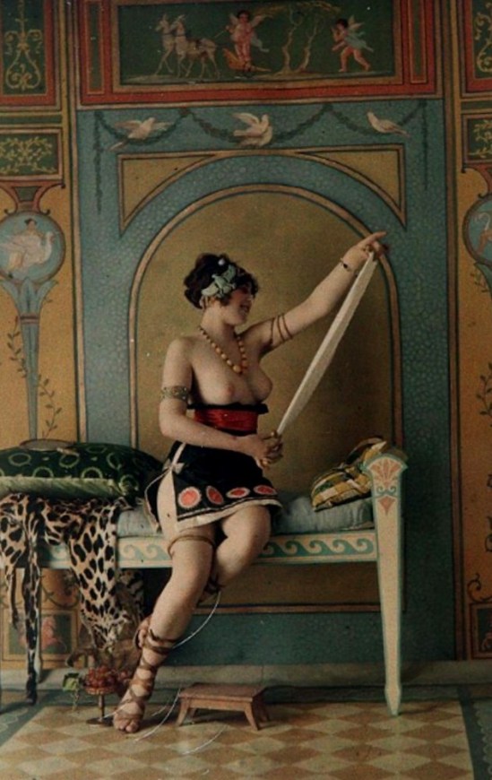 Louis Amédée Mante. Femme aux seins nus dans un décor à l'antique 1907. Autochrome. Via yannlemouel