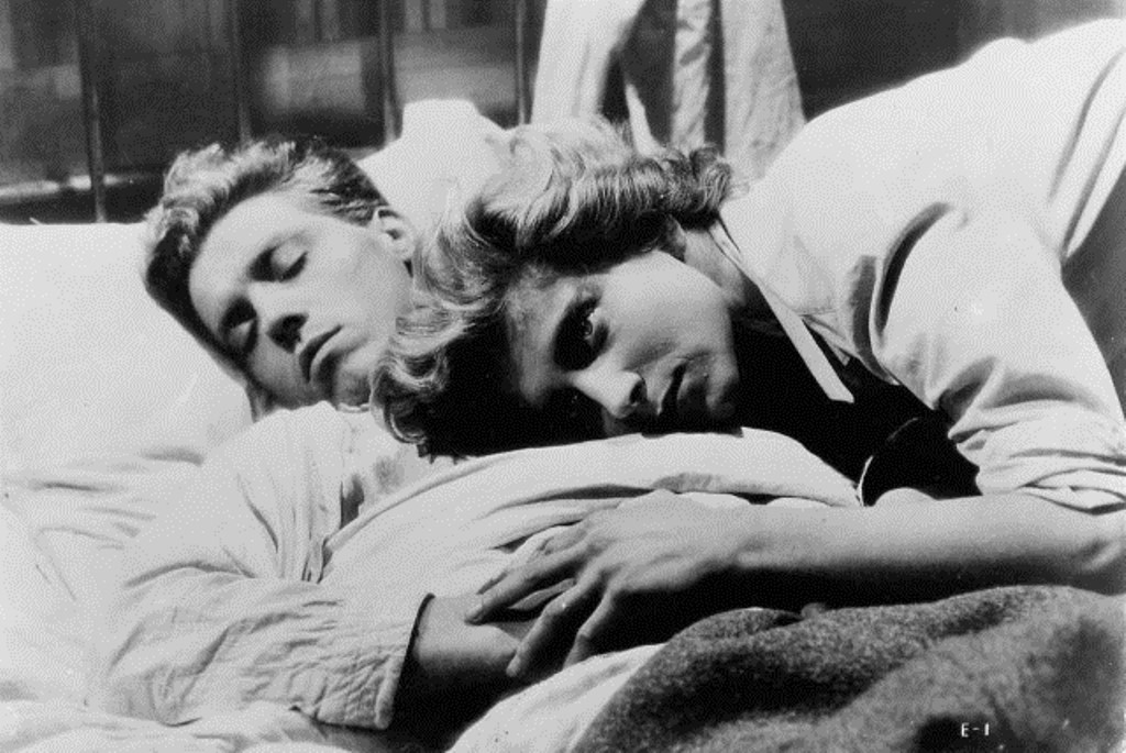 Nicole Stéphane et Edouard Dermithe, dans Les enfants terribles réalisé par Jean-Pierre Melville en 1950, d'après le roman de Jean Cocteau